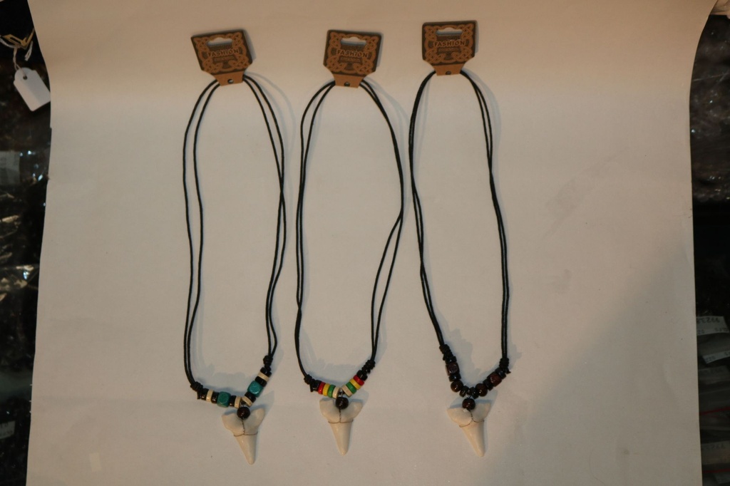 COLLANA DENTE SQUALO IN RESINA 