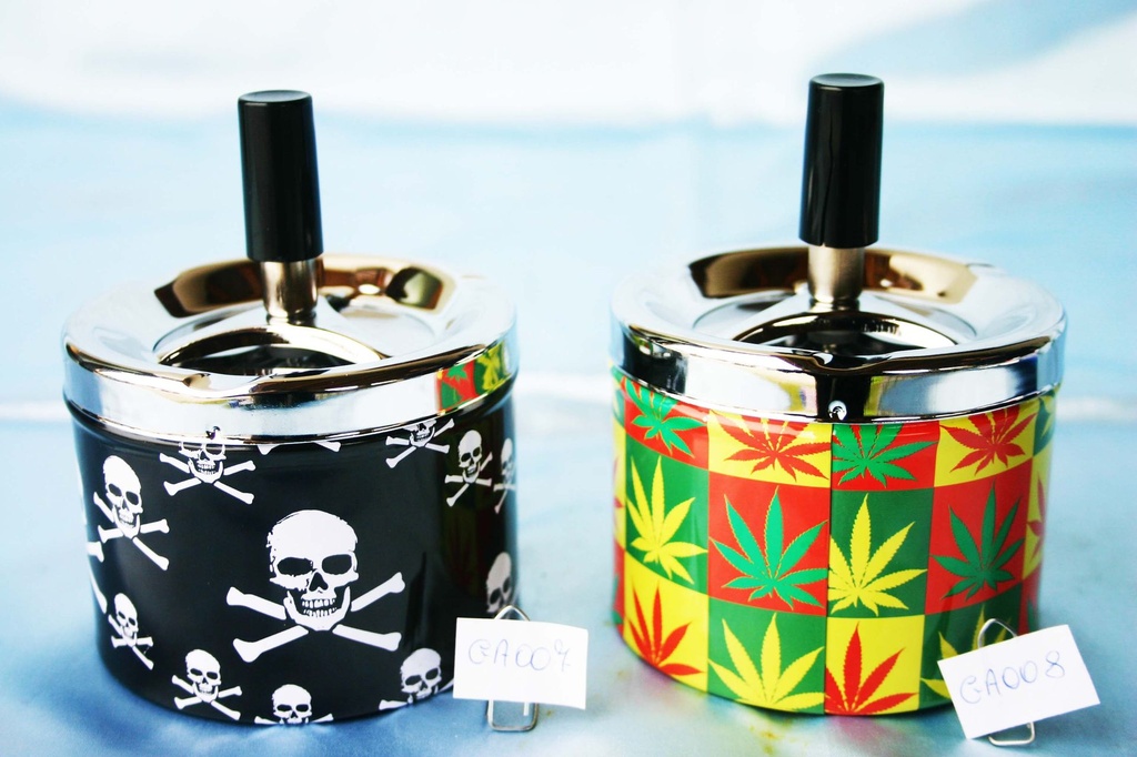 POSACENERE METALLO TESCHI PIRATA A PRESSIONE 