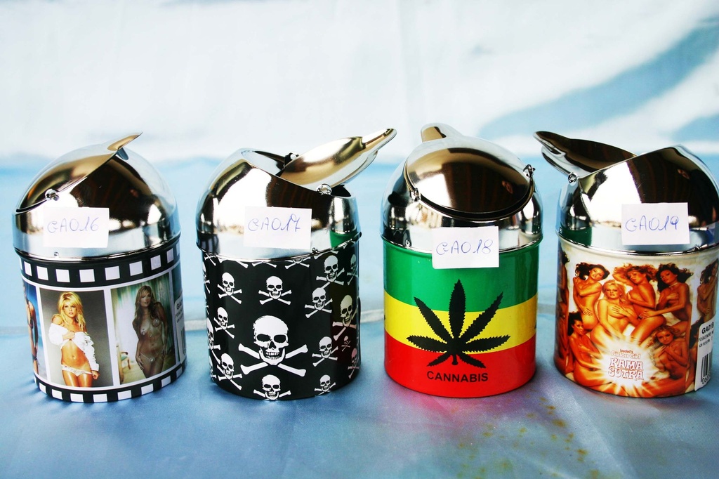 POSACENERE METALLO DONNE KAMASUSTRA C/COPERCHIO 