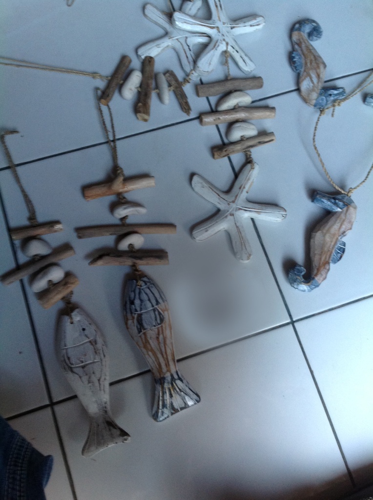 BASTONCINI LEGNO E SASSI SU CORDINI E PESCE LEGNO 