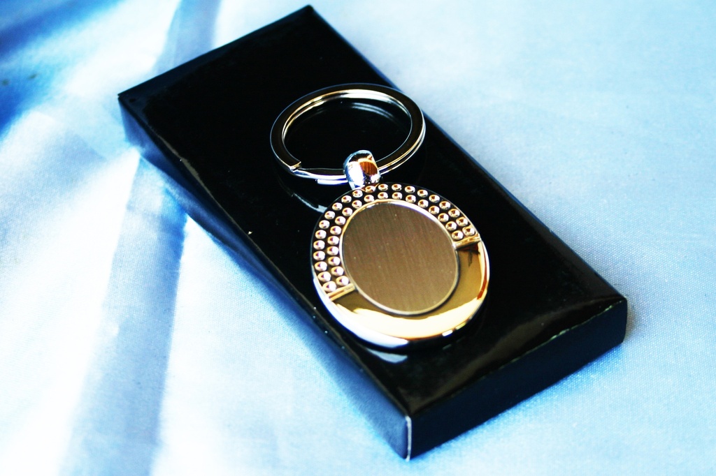 PORTACHIAVE MET.OVALE  C/SCATOLA NEUTRO 