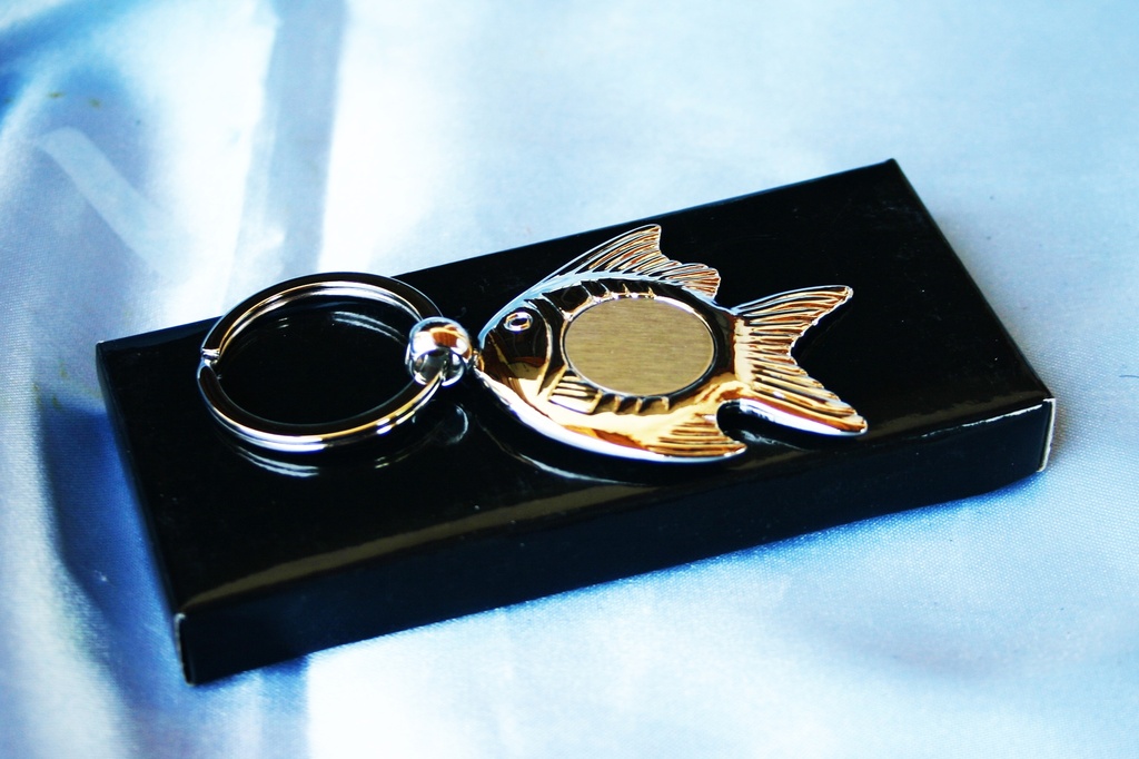 PORTACHIAVE MET.PESCE PERS. C/SCATOLA 