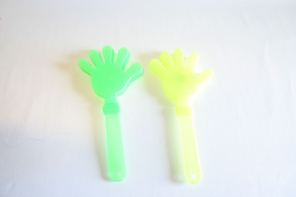 MANINA PLASTICA CON LUCE L. 28 CM 4 COL ASS 