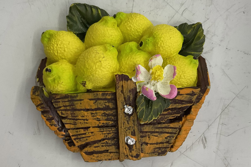 MAGNETE RESINA CESTO LIMONI TONDO 