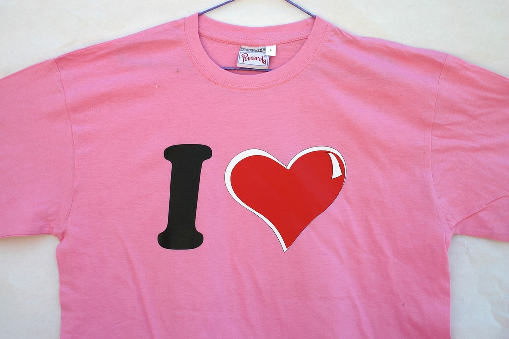 POLO COLORATA CON PATCH RICAMATA TERMOADESIVA 